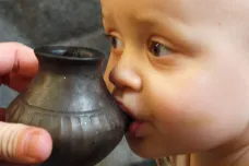 Archeologové našli nejstarší kojenecké lahve světa. Vznikly už před 3000 lety