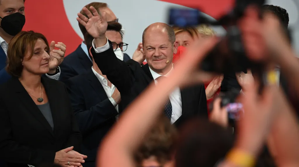 Olaf Scholz zdraví své příznivce
