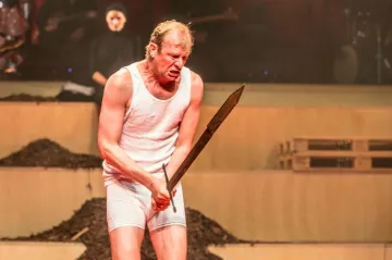 Sláva a pád krále Otakara. Divadlo Komedie si trouflo na habsburskou propagandu