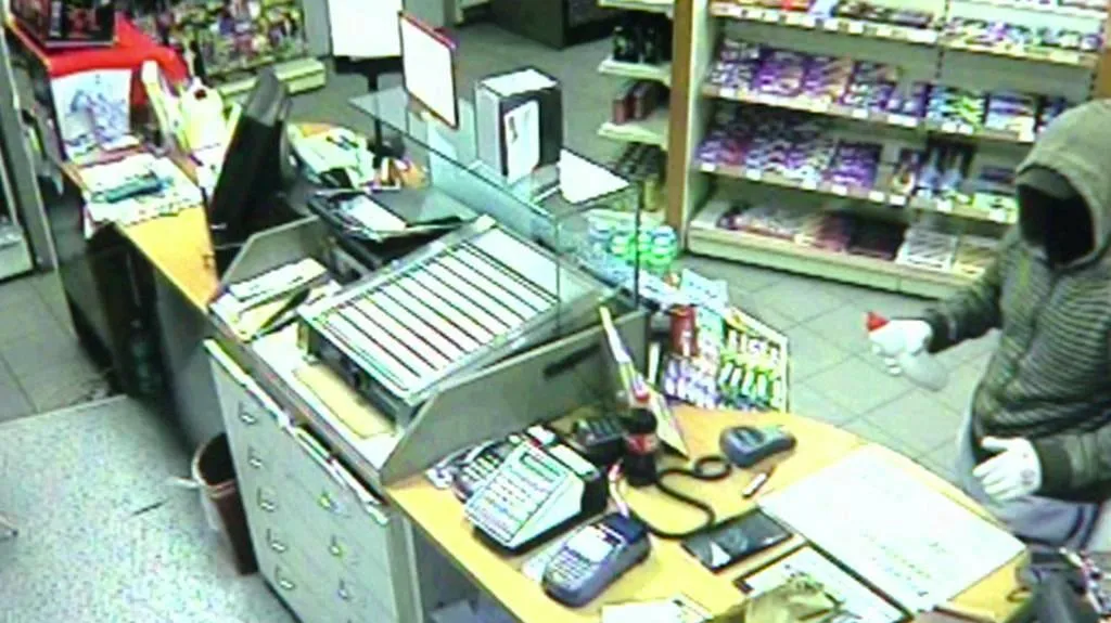 Kyselinový lupič na záběru bezpečnostní kamery