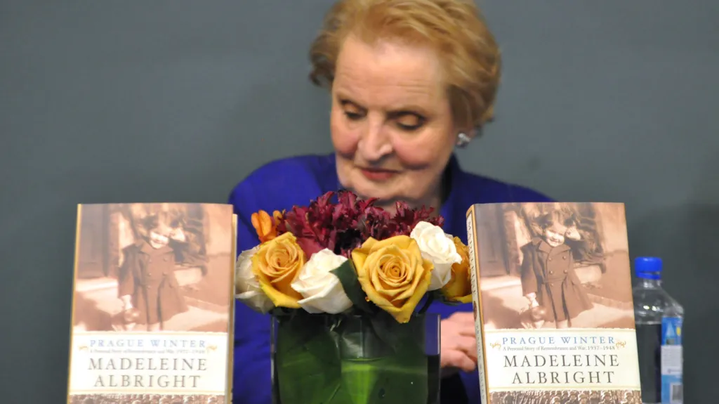 Madeleine Albrightová s knihou Prague Winter