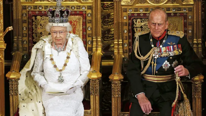 Královna Alžběta II. a princ Philip při tradičním projevu v britském parlamentu