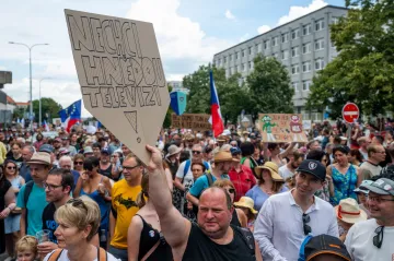 Na podporu veřejnoprávních médií demonstrují lidé v Praze u České televize