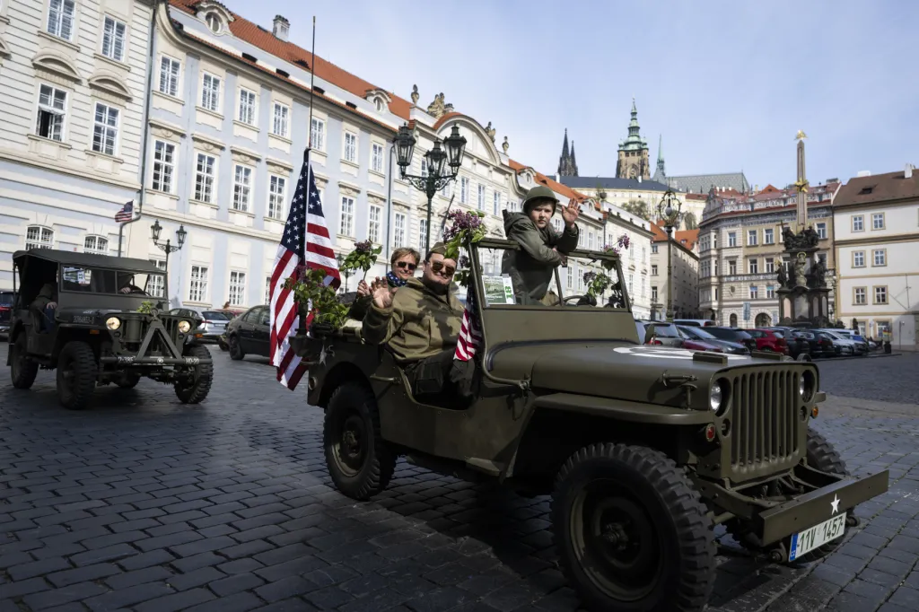 Konvoj osvobození připomněl v Praze konec druhé světové války