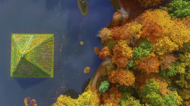 Letecký pohled na jezero v krajinářském parku Maskau u města Bad Muskau blízko německo-polské hranice. Anglický park byl založen hrabětem Hermannem von Puckler-Muskau v letech 1815 až 1844 a v roce 2004 byl přidán na seznam UNESCO.