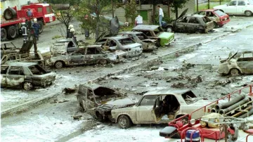 Asi dvě desítky aut byly zničeny na českobudějovickém sídlišti Vltava, kam se 8. června 1998 po srážce dvou armádních stíhacích letounů MiG-21 jeden ze strojů zřítil