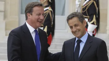 Nicolas Sarkozy vítá Davida Camerona