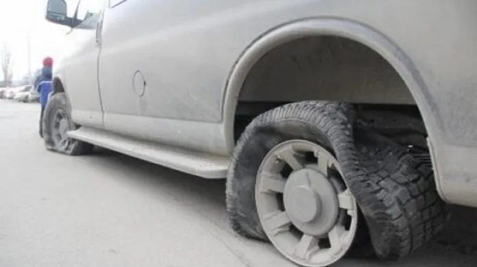 Prostřílené pneumatiky kyjevských aktivistů