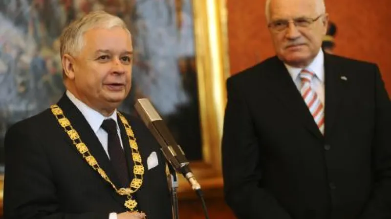 Polský prezident Lech Kaczyński převzal na Pražském hradě od prezidenta České republiky Václava Klause Řád bílého lva.