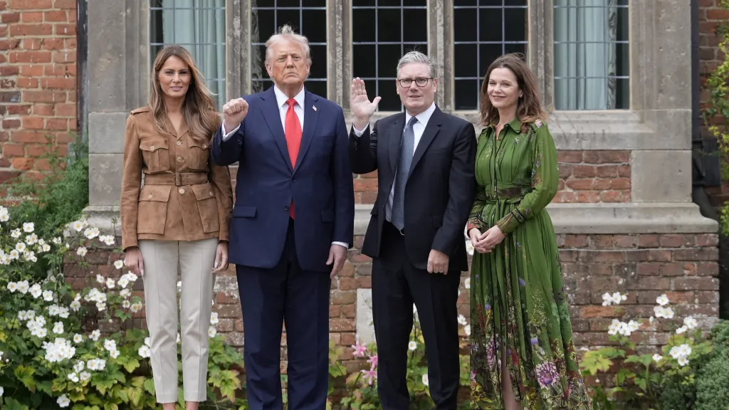 Donald Trump a Keir Starmer s manželkami