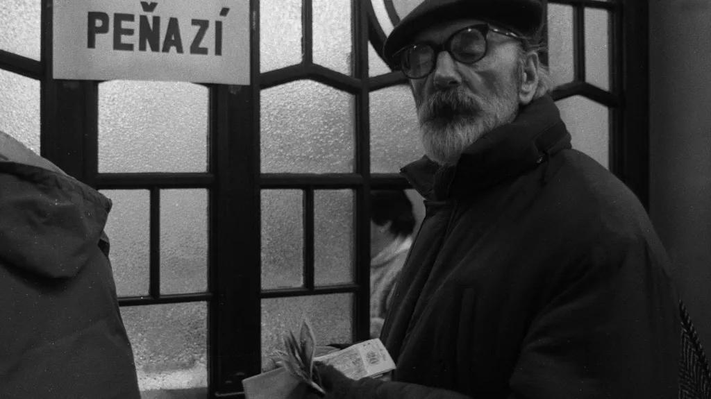 Bratislavané čekají ve frontě aby si mohli vyměnit bývalé federální československé peníze za okolkované