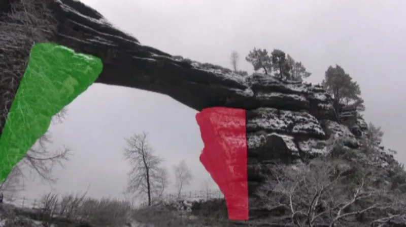 Pravčická brána - barevně zvýrazněné pilíře