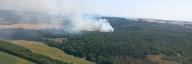 Na Opavsku hoří les, na místě působily i vrtulníky s bambivakem