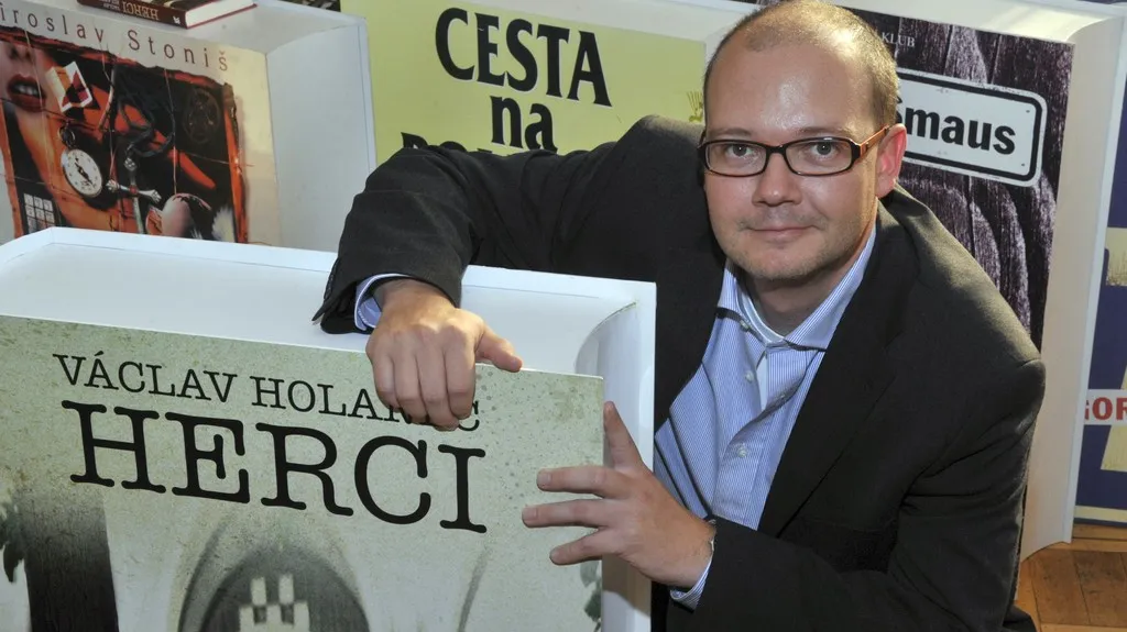 Václav Holanec se svou knihou Herci v nadživotní velikosti