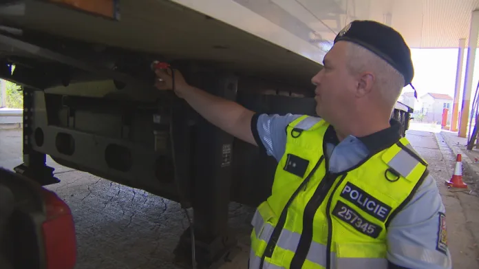 Policista kontroluje kamion detektorem tlukotu srdce