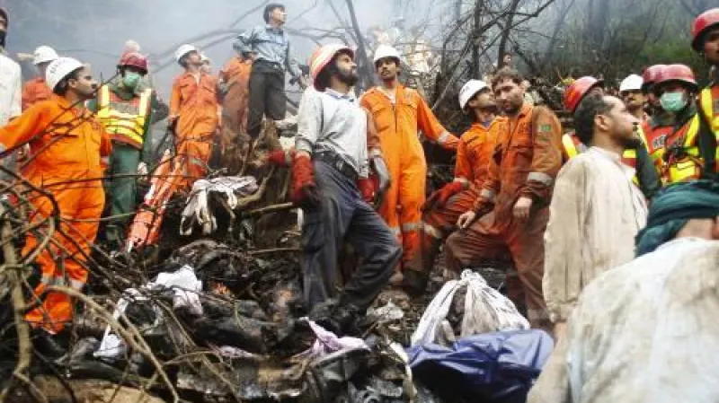 Záchranáři prohledávají trosky letadla