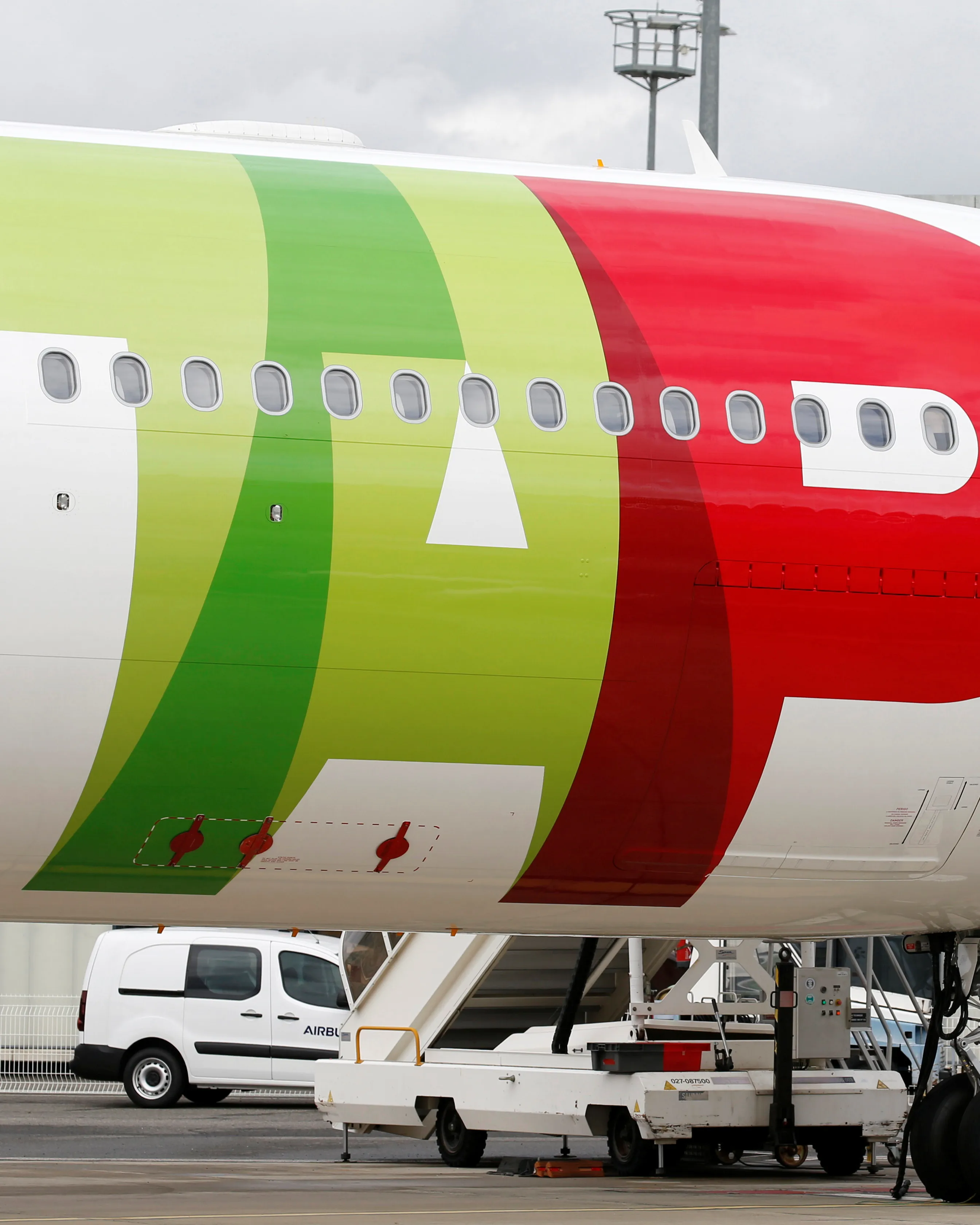 Odborný ústav vyšetřuje manévr portugalského letadla u Křivoklátu