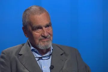 Spory v koalici utichly jen nakrátko, ČSSD se musí premiérovi postavit, jinak zanikne, míní Schwarzenberg