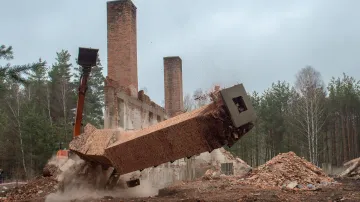 Bourání komínů v bývalém výcvikovém prostoru Ralsko
