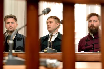 Ztohoven u soudu kvůli výměně standarty za červené trenýrky, kousek vlajky dostala i soudkyně