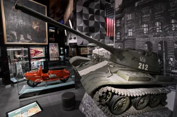 Stačí nastoupit do časozdviže. Národní muzeum otevírá rozsáhlou expozici dějin 20. století