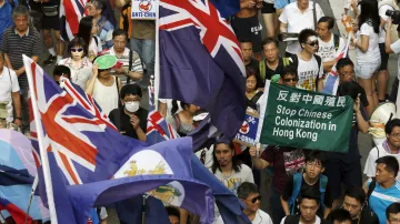 Demonstranti nesou protičínské transparenty