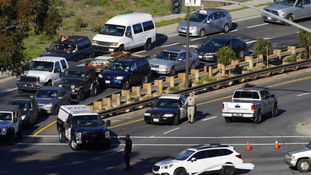 Policie u vojenské nemocnice v San Diegu