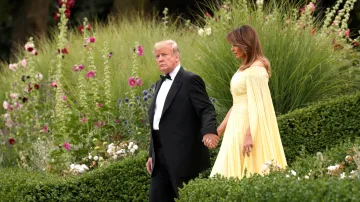 Donald Trump s Melanií na zahradě v Británii