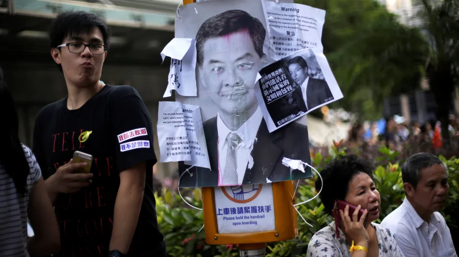 Demonstranti chtějí odchod vůdce autonomie Leunga Čchun-jinga