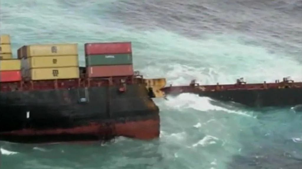 Rozlomená loď u Nového Zélandu
