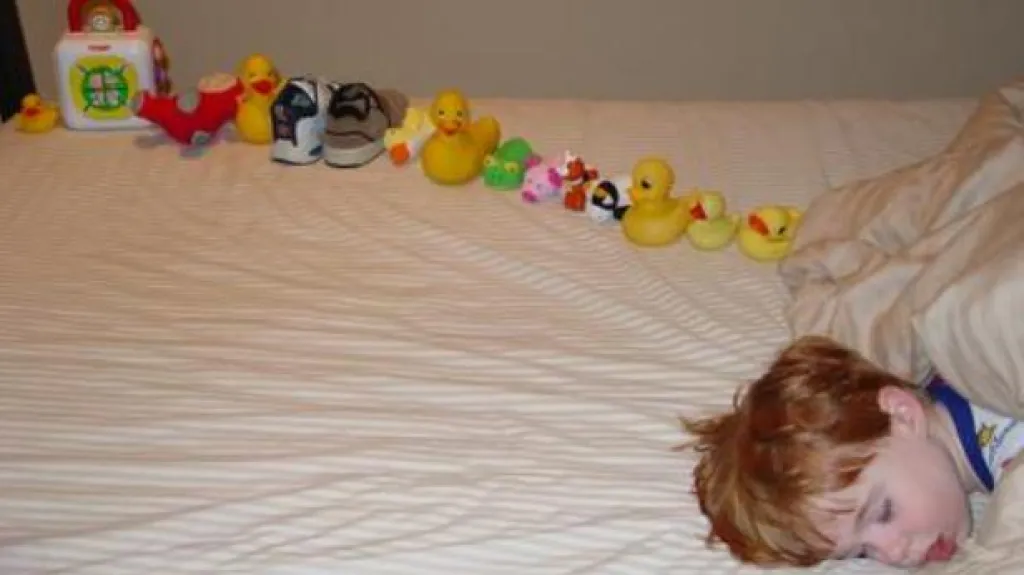 Hračky autistického chlapce vyskládané do řady