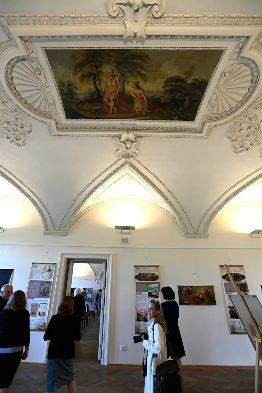 Na zámku Holešov zahájili výstavu nástropních maleb