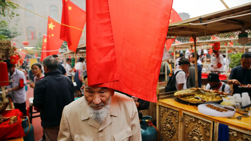 Jeden z Ujgurů na tržišti v autonomní oblasti Sin-ťiang