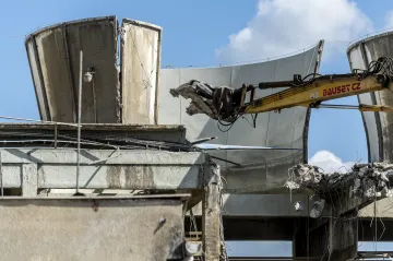 Začala demolice prunéřovské elektrárny. V místě by se mohly vyrábět baterie do elektromobilů