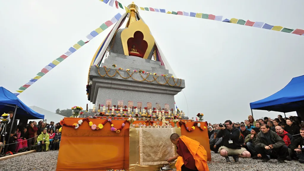 Buddhisté v Těnovicích odhalili svoji první stavbu v Česku
