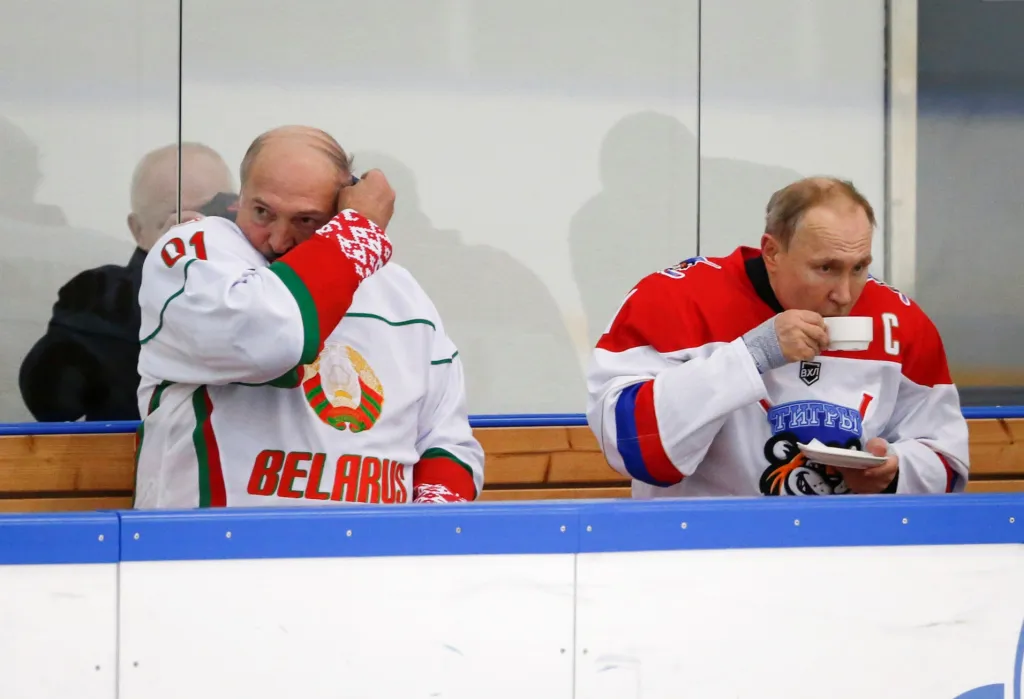 Ruský prezident Vladimír Putin se občas prezentuje jako hokejový odborník. Tentokrát vyzval k souboji svého západního kolegu se stejnou zálibou, prezidenta Běloruska Alexandera Lukašenka