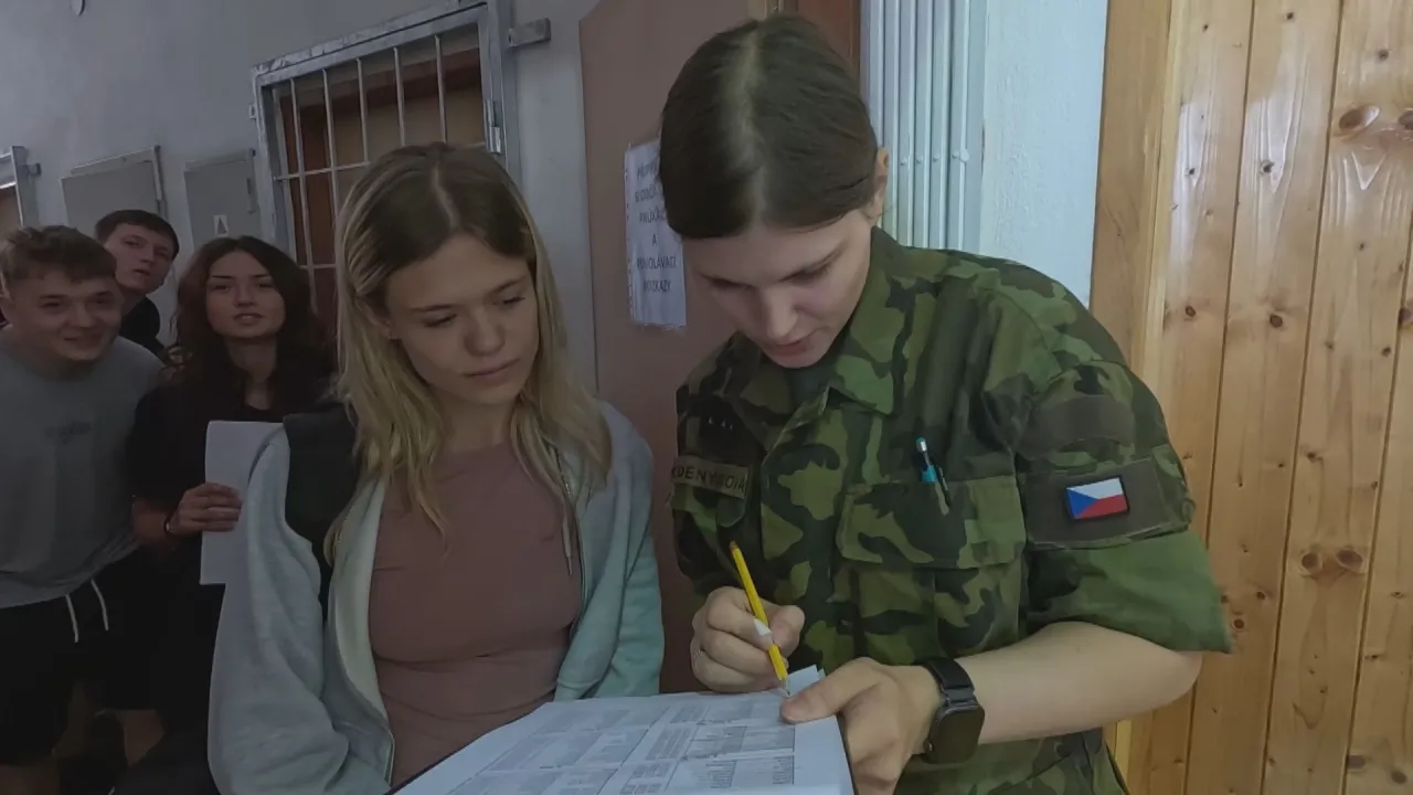 Začalo dobrovolné vojenské cvičení středoškoláků. Hlásí se i řada dívek