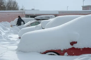 Přívaly sněhu slábnou, úklid ale potrvá několik dnů. Energetici opravili výpadky
