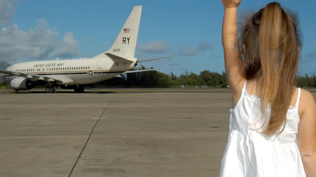 Děti v letadle. Experti doporučují, aby se kojenci do 6 měsíců létání vyhnuli