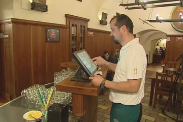 EET je po dvou letech v půli cesty. Rovné podmínky nenastavila, zasáhla ale spolky 