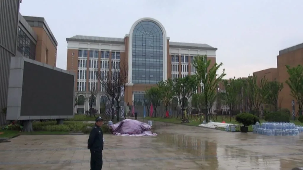 Škola postavená na místě bývalé chemičky řeší stovky nemocí