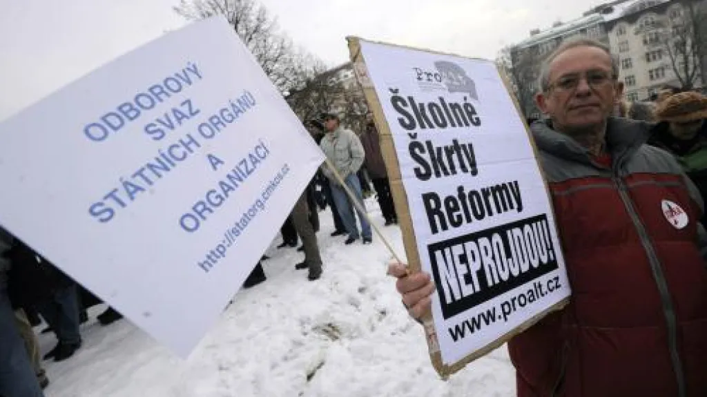 Transparenty proti úsporám vlády