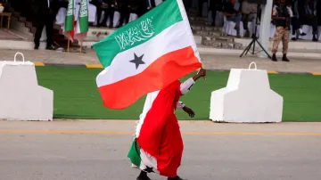 Žena nesoucí vlajku Somalilandu při oslavách 33. výročí nezávislosti země (2024)