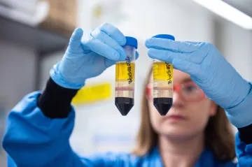 Pfizer/BioNTech, nebo Moderna? Srovnání, čím se liší obě schválené vakcíny proti covidu