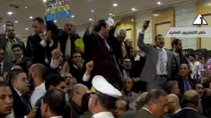 Nepokoje v soudní síni po vynesení rozsudku (záběr Egyptské státní televize)