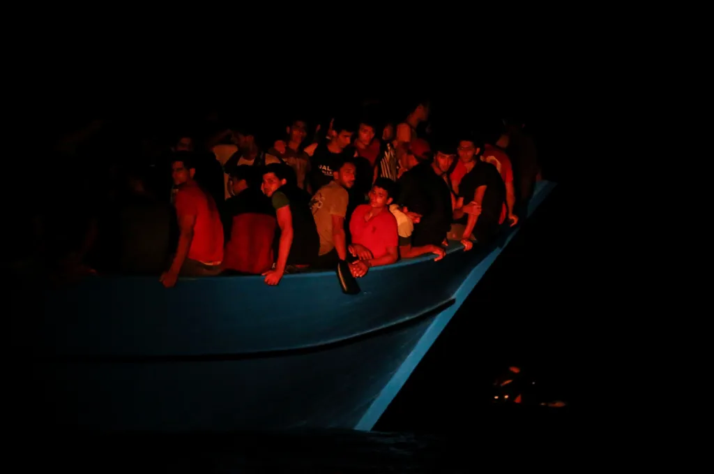 Migranti se pokoušejí dostat na záchrannou loď německé nevládní organizace Sea-Watch 3 během záchranné operace v mezinárodních vodách u Tuniska
