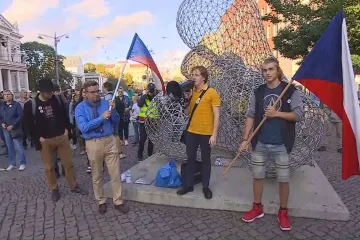 Lidé se dali do pohybu. Akcí Kroky pro demokracii si připomněli státnost i kauzu Čapí hnízdo