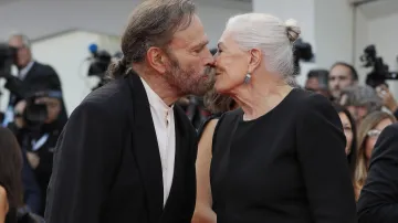 Italský herec Franco Nero gratuluje britské herečce Vanesse Redgraveové (Zvětšenina, Láska Isadory Duncanové), která obdržela Zlatého lva za celoživotní přínos