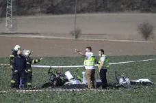 Při nehodě vrtulníku mezi Dobřichovicemi a Karlíkem zemřeli dva lidé