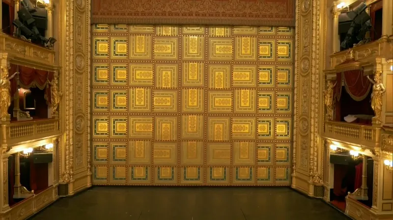 Současná železná opona Národního divadla